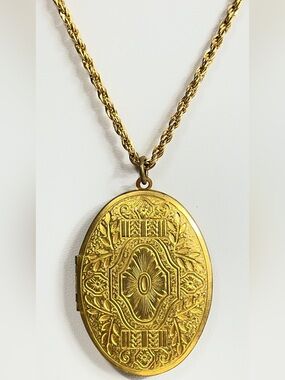 Vintage Gold tone reversible locket on 18” gold tone chain costume jewelry